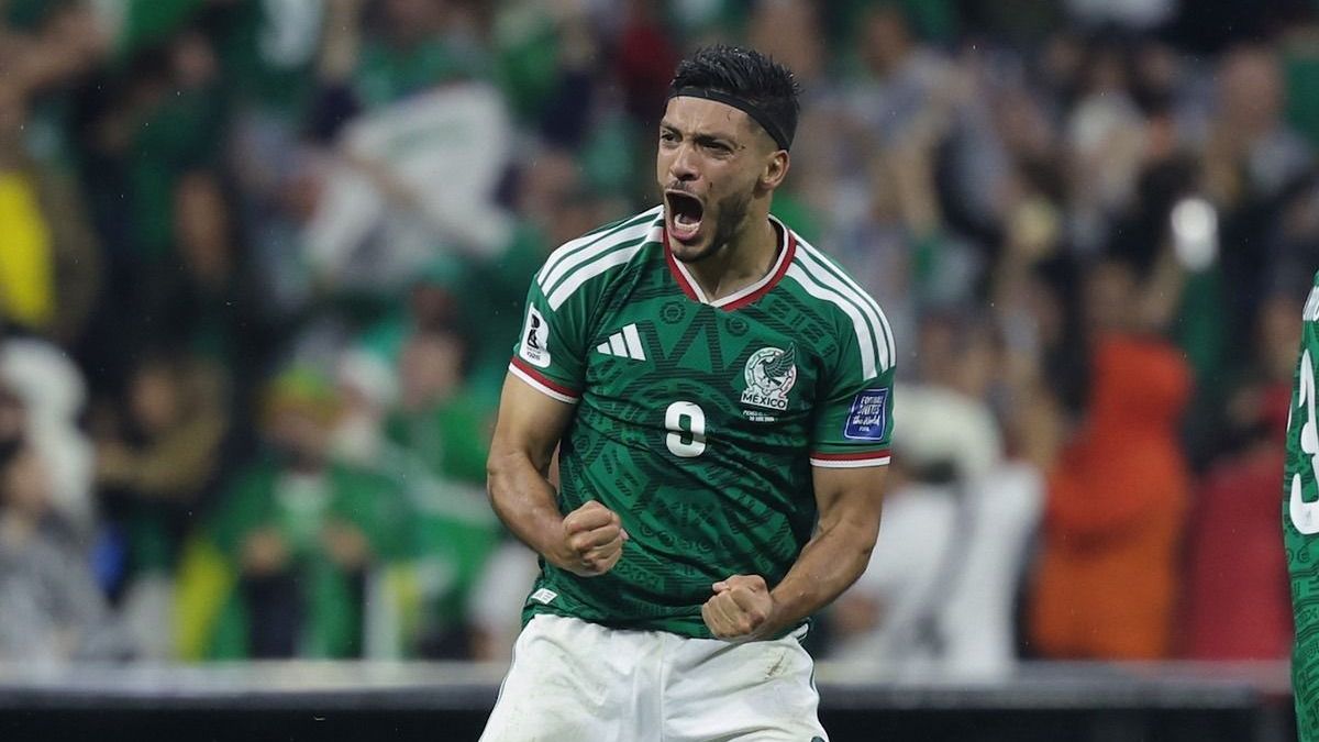 Raúl Jiménez, atacante do México, comemorando o gol marcado sobre o Equador, pela fase de 16-avos de final da Copa do Mundo