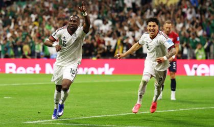 Julián Quiñones (à esquerda), do México, celebrando o gol marcado sobre a Tchéquia, pela Copa do Mundo