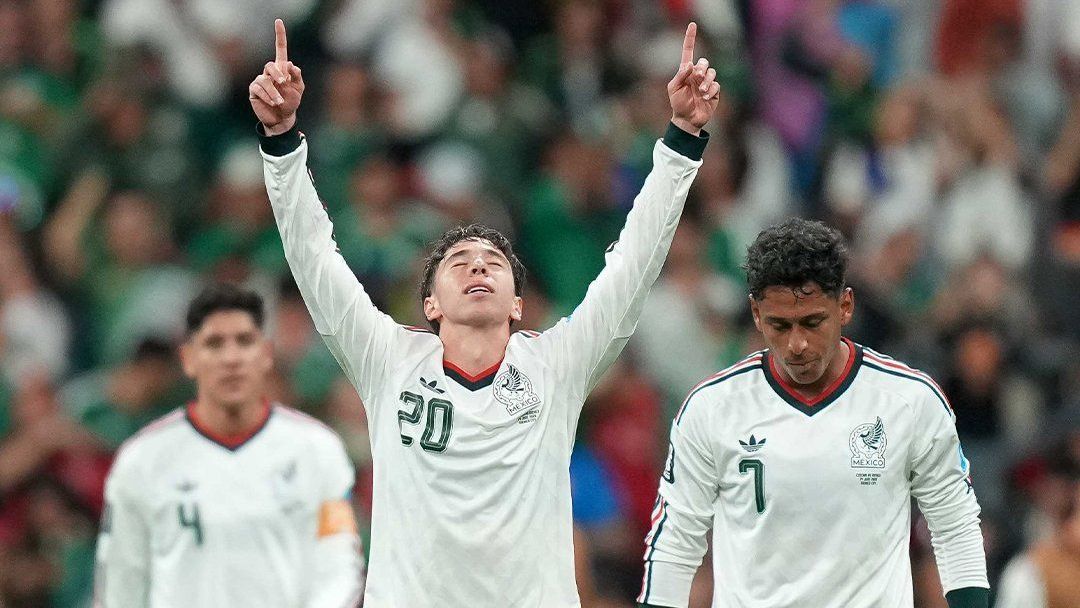 Jogadores do México celebrando um dos gols marcados sobre a Tchéquia, pela terceira rodada da Copa do Mundo
