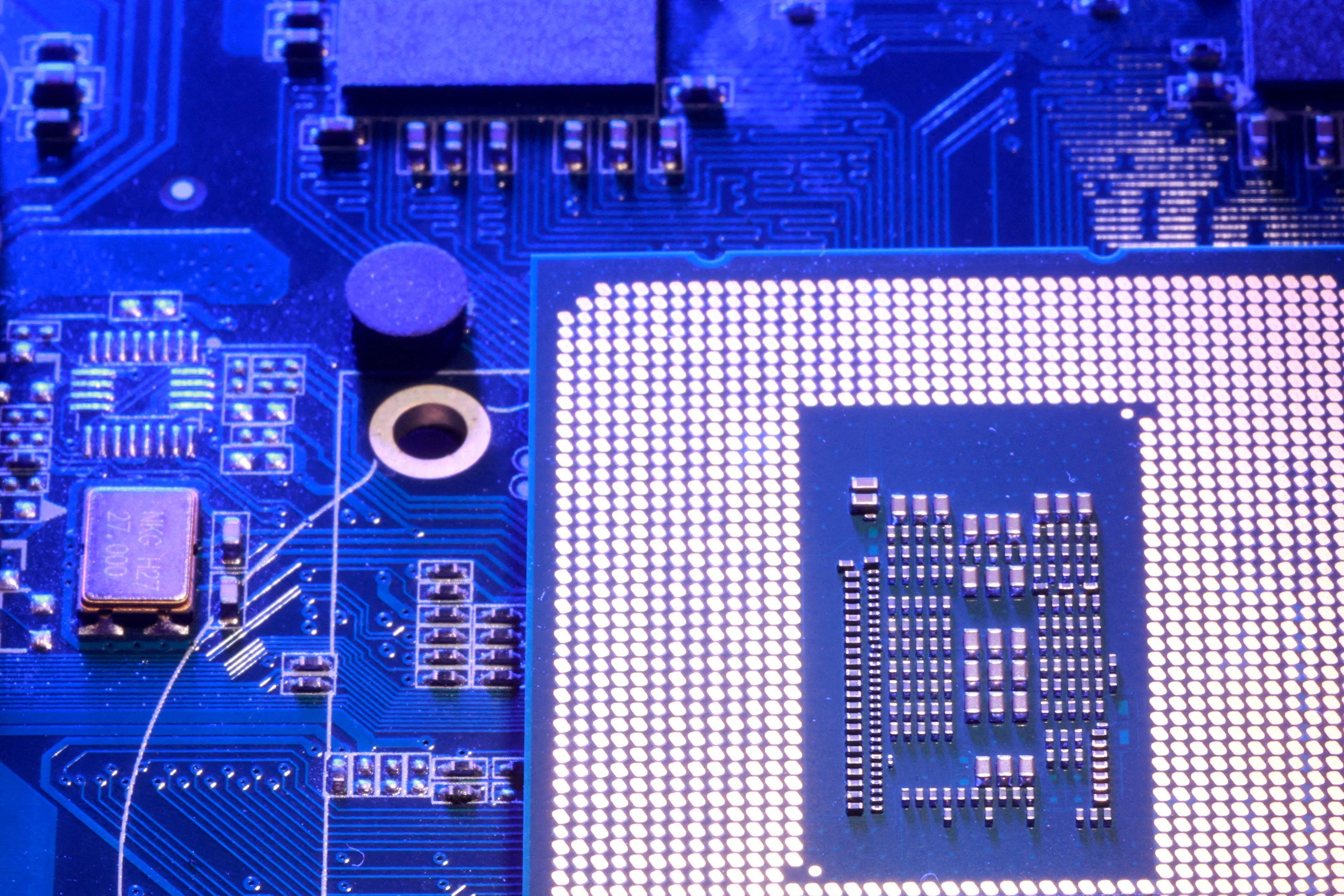 Placa-mãe e chip de computador em ilustração
