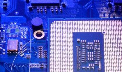 Placa-mãe e chip de computador em ilustração