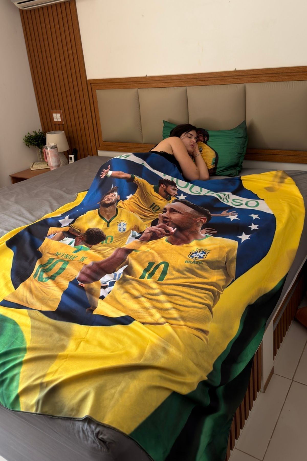 Kerolay Chaves se inspirou nas ruas em verde e amarelo de comunidade do Rio de Janeiro • CO Assessoria