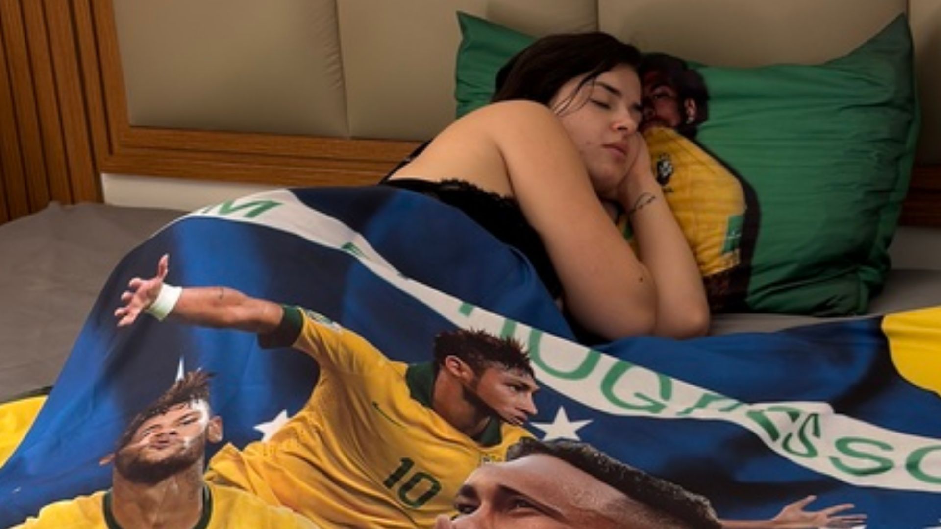 modelo-miss-bumbum-roupa-de-cama-neymar