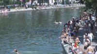Vídeo: Moradores de Paris pulam em canal para fugir de onda de calor