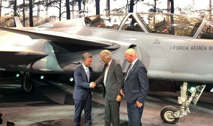 Ministro da Defesa do Brasil, José Múcio (centro), ministro da Defesa da Suécia, Pål Jonson (esquerda), e CEO da Saab, Micael Johansson (direita), durante cerimônia de entrega do Gripen F
