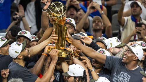 Jogadores do New York Knicks comemoram ao receber o Troféu Larry O'Brien após derrotarem o San Antonio Spurs por 94 a 90 no Jogo 5 das Finais da NBA