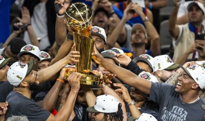 Jogadores do New York Knicks comemoram ao receber o Troféu Larry O'Brien após derrotarem o San Antonio Spurs por 94 a 90 no Jogo 5 das Finais da NBA