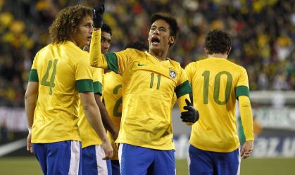 Neymar comemora gol pelo Brasil contra a Colômbia em 2012, no estádio em Nova Jersey