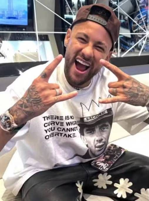 Neymar aparece com aliança durante visita a loja de luxo • Reprodução