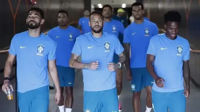 Neymar, ao lado de Matheus Cunha e Vini Jr., durante treino da Seleção Brasileira