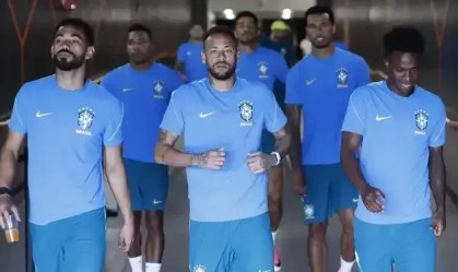 Neymar, ao lado de Matheus Cunha e Vini Jr., durante treino da Seleção Brasileira