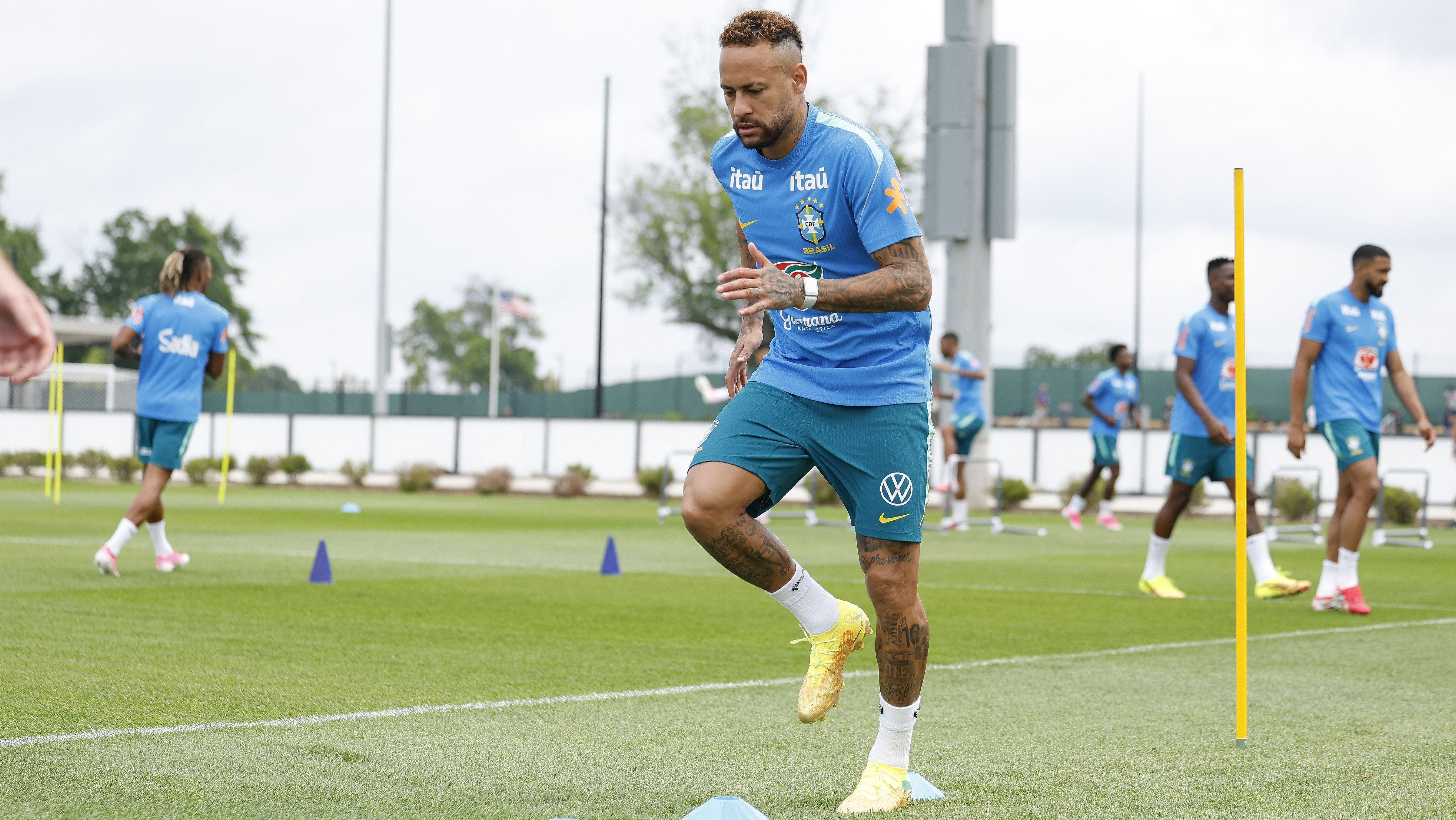 Neymar em treino da Seleção Brasileira