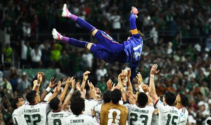 Jogadores do México levantam Guillermo Ochoa no ar