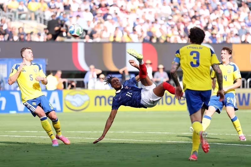 Olise tenta gol de voleio em França x Suécia