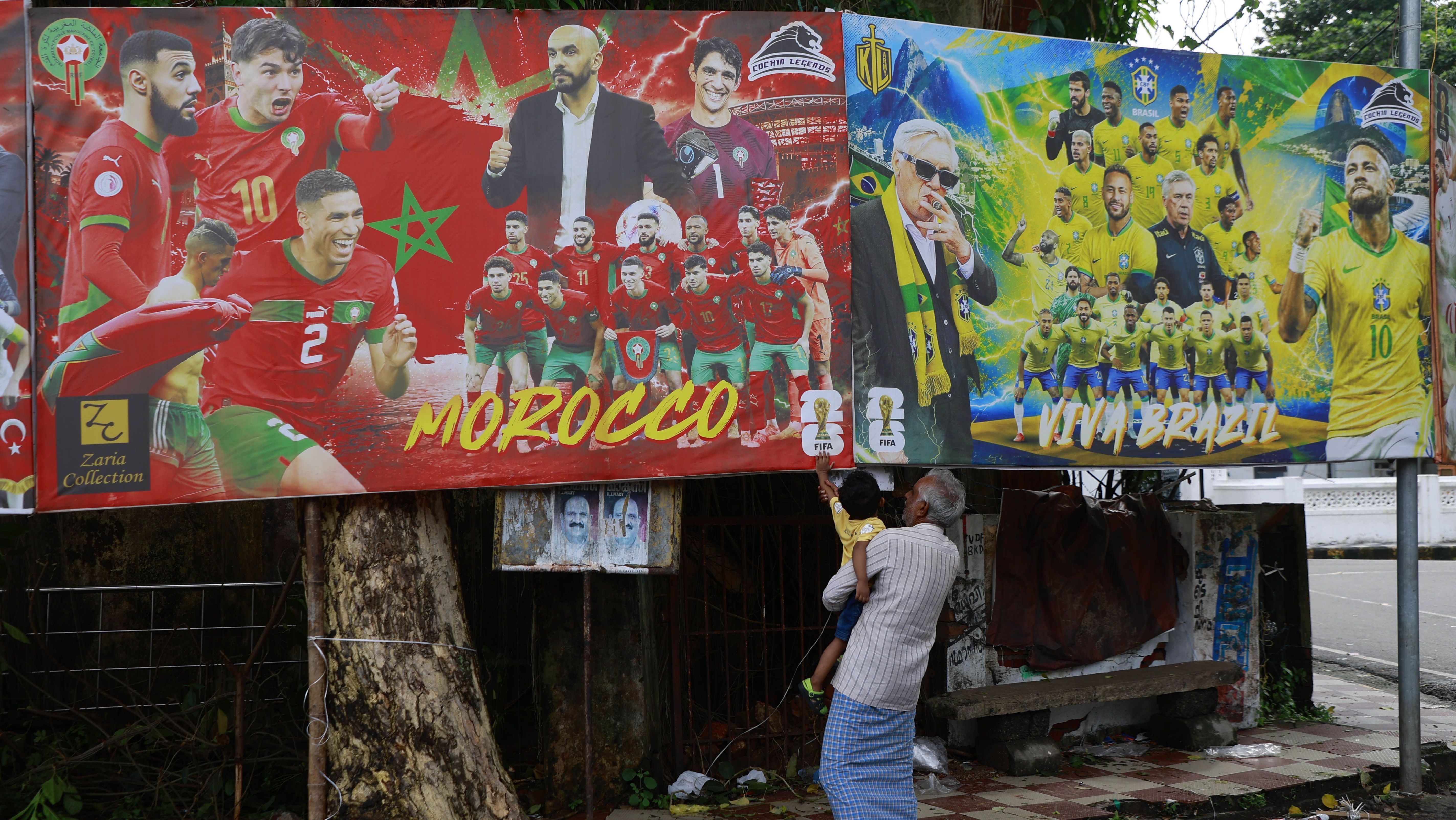 Pôsteres de Brasil e Marrocos instalados em Kochi, na Índia