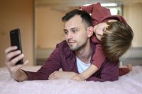 Uso de celular por pais afeta vínculos com filhos adolescentes