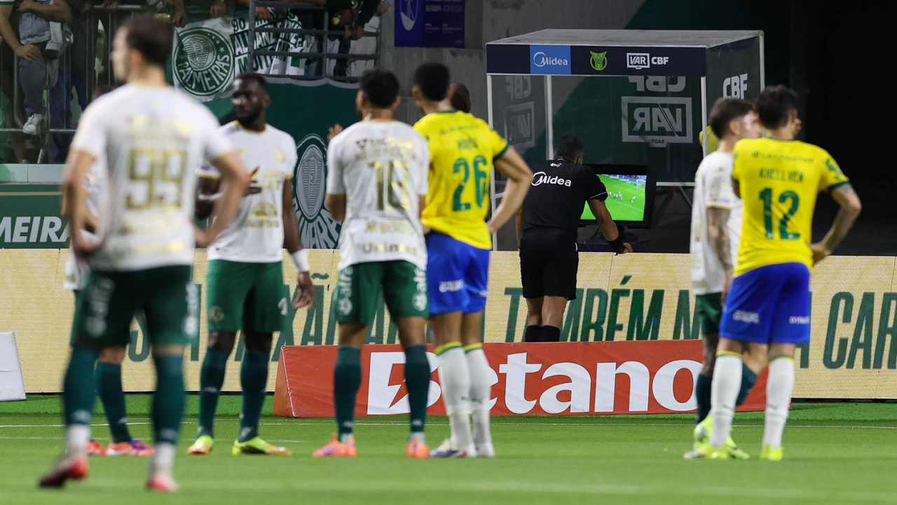 Árbitro analisa lance em Palmeiras x Chapecoense
