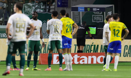 Árbitro analisa lance em Palmeiras x Chapecoense