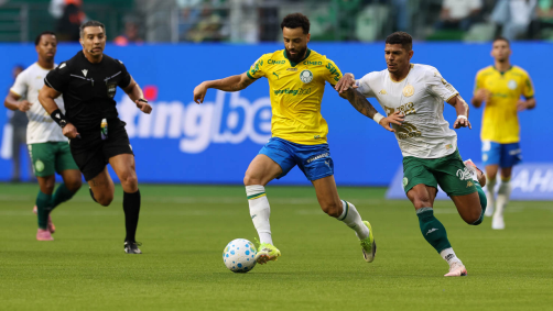 Felipe Anderson, do Palmeiras, disputa bola com o jogador da Chapecoense