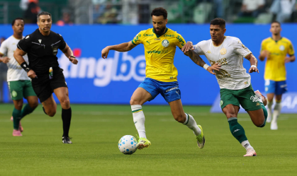 Felipe Anderson, do Palmeiras, disputa bola com o jogador da Chapecoense