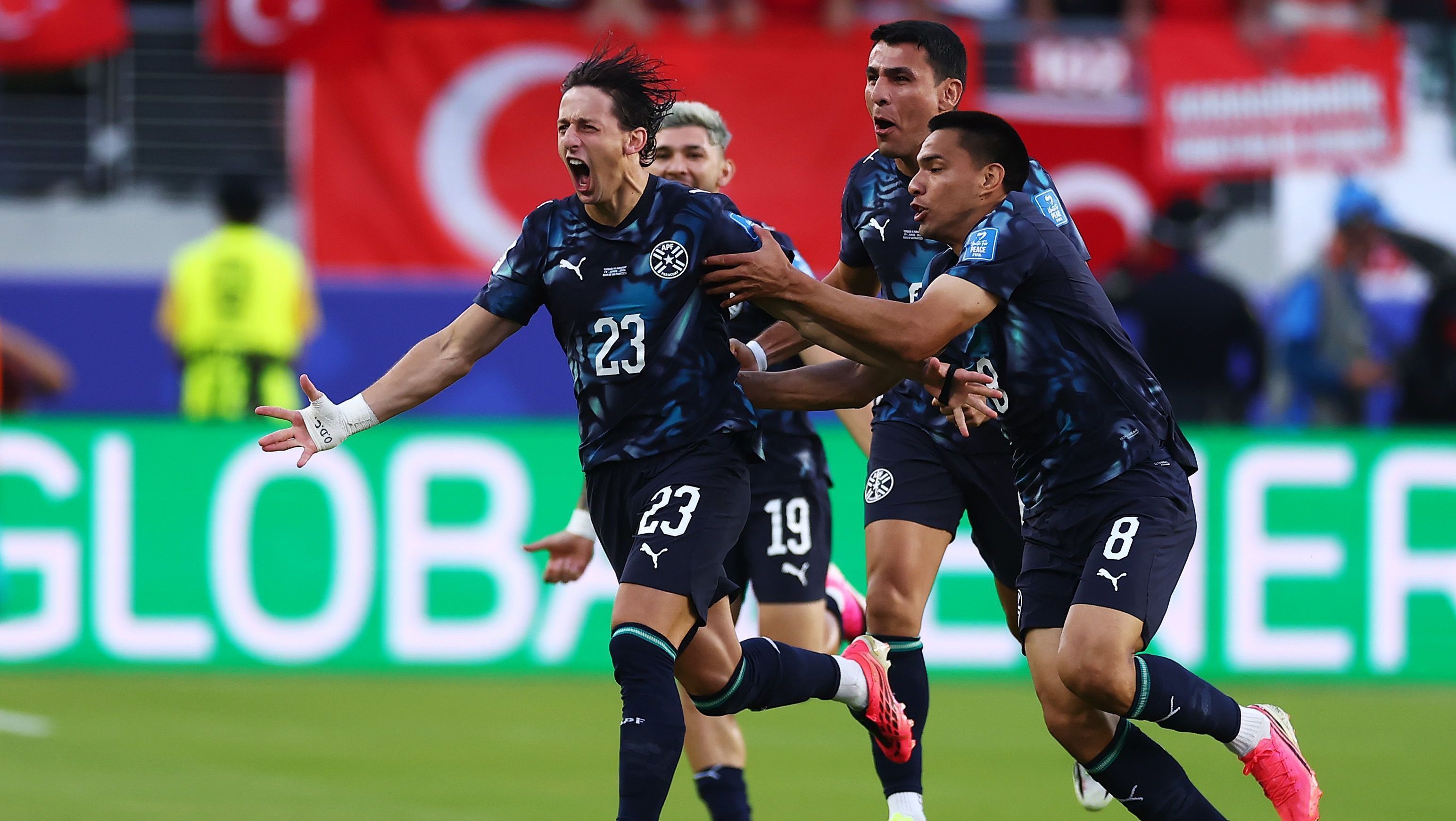 Matías Galarza, meio-campista do Paraguai, celebrando o gol marcado sobre a Turquia, pela Copa do Mundo
