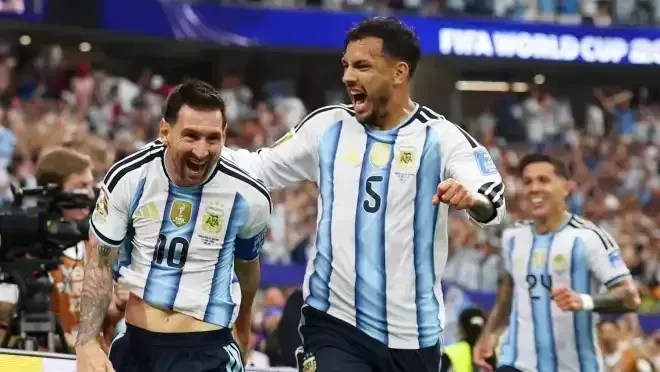 Paredes celebra gol de Messi contra a Áustria