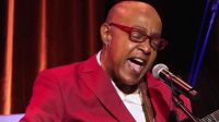 Cantor de "A Bela e a Fera" e "Aladdin" morre aos 75 anos