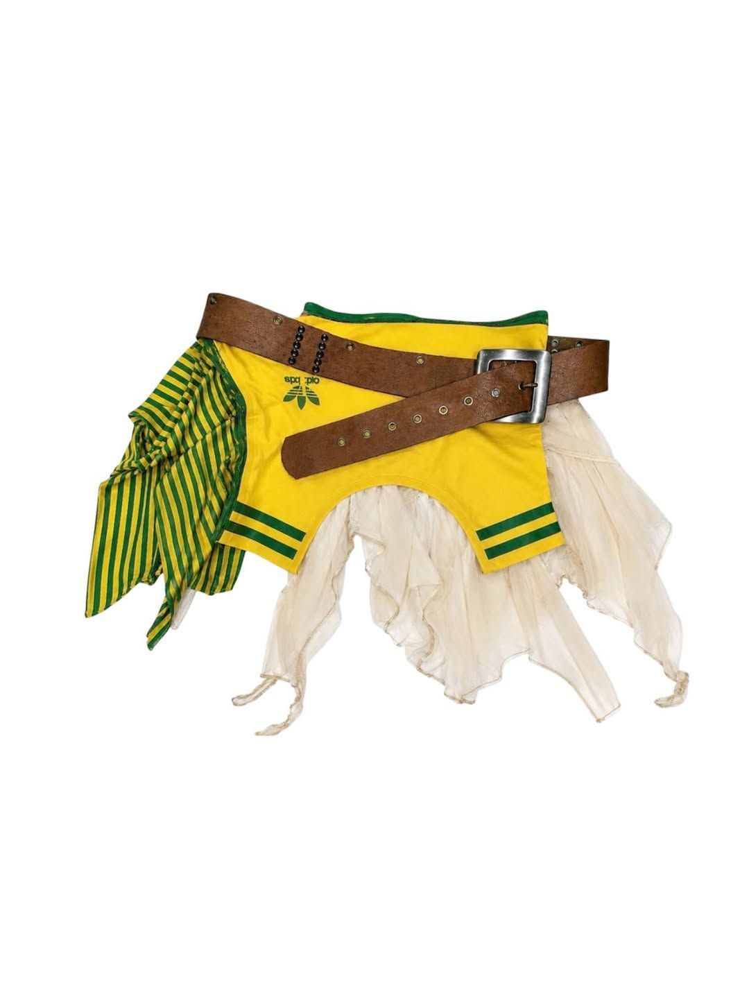Estilista brasileira costuma criar peças com camisetas de futebol • Instagram/SSJHENI