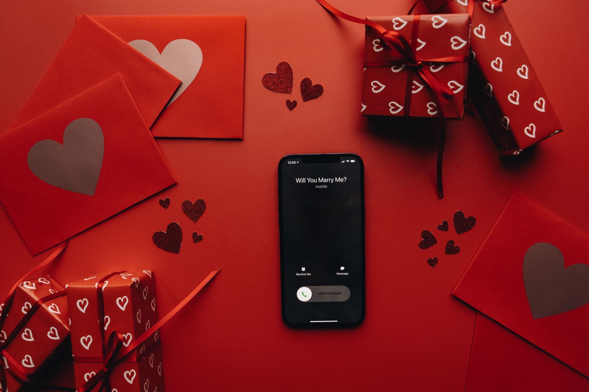 uso-de-inteligencia-artificial-no-dia-dos-namorados-com-celular-cartoes-romanticos-e-presentes-em-cenario-vermelho