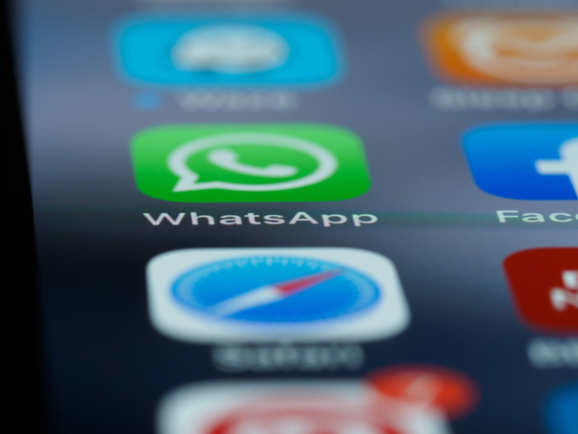 whatsapp-em-tela-de-smartphone-com-icone-do-aplicativo-de-mensagens-instantaneas