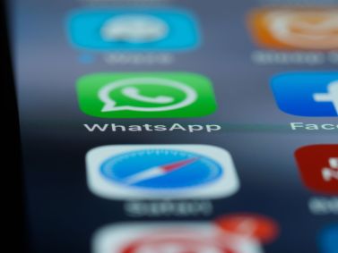 whatsapp-em-tela-de-smartphone-com-icone-do-aplicativo-de-mensagens-instantaneas