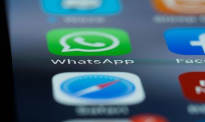 whatsapp-em-tela-de-smartphone-com-icone-do-aplicativo-de-mensagens-instantaneas