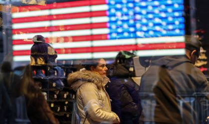 Turistas em uma loja na Times Square, na cidade de Nova York, em 30 de dezembro de 2025