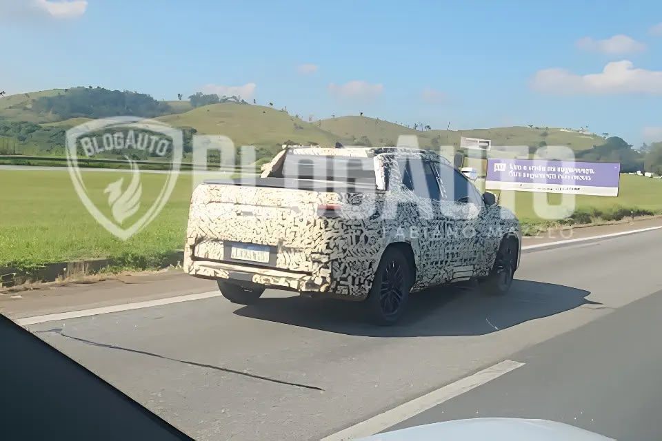 Picape intermediária da Toyota foi flagrada com camuflagem em testes no interior de São Paulo • Cortesia/BlogAuto