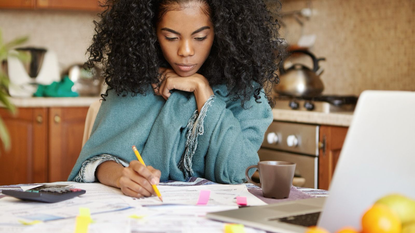 Utilizar planilhas ou aplicativos financeiros é um caminho indicado para organizar as finanças