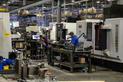 Funcionários na área de produção da General Stamping & Metalworks em South Bend, EUA, em 23 de março de 2026