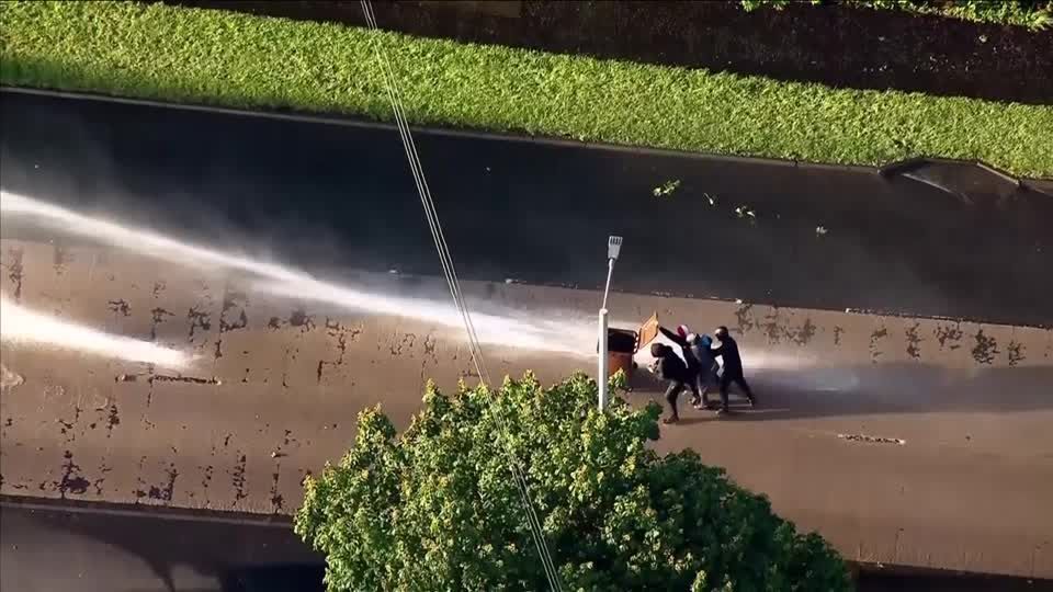 Polícia usa canhões d'água contra manifestantes na Irlanda do Norte