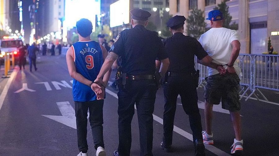 Torcedores do New York Knicks são presos após caos no jogo quatro das finais da NBA