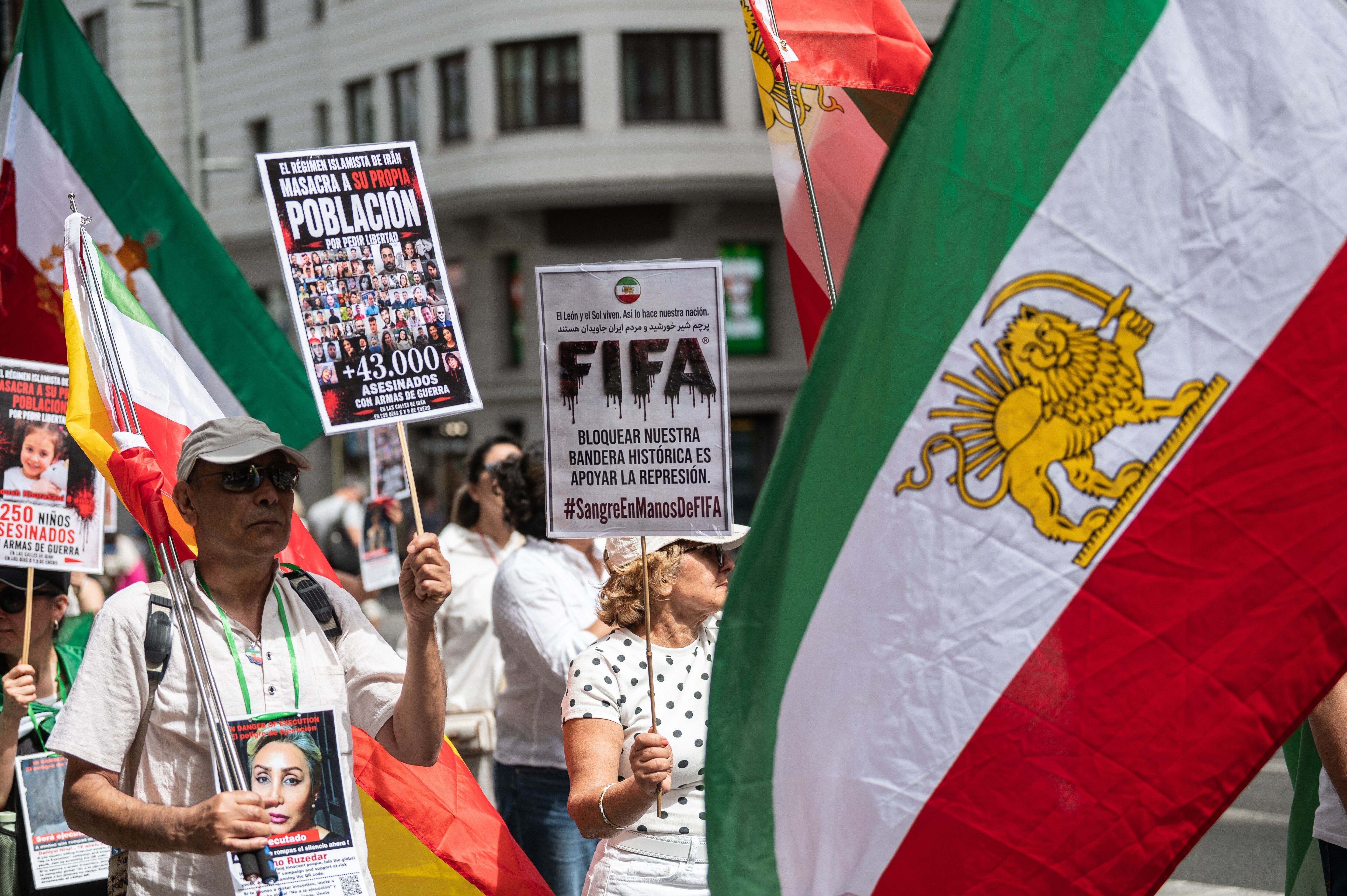 Iranianos protestam com a antiga bandeira do país • LightRocket via Getty Images