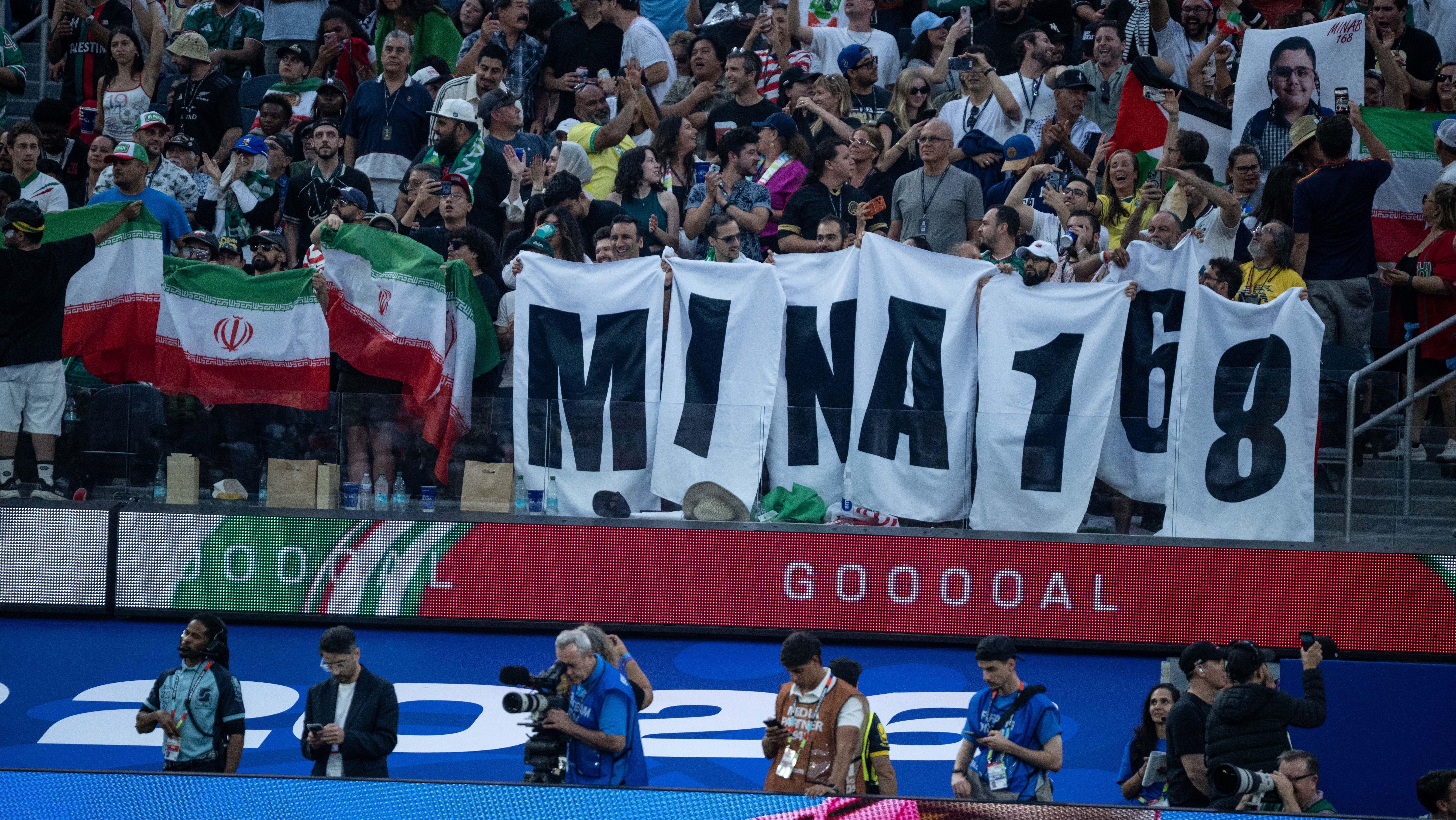 No estádio em Los Angeles, torcedores do Irã fazem protesto em alusão ao ataque dos Estados Unidos a uma escola em Minab, no sul do Irã, que deixou 168 mortos, a maioria crianças