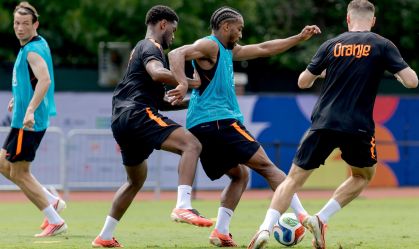 Quinten Timber tenta drible em treino da Holanda