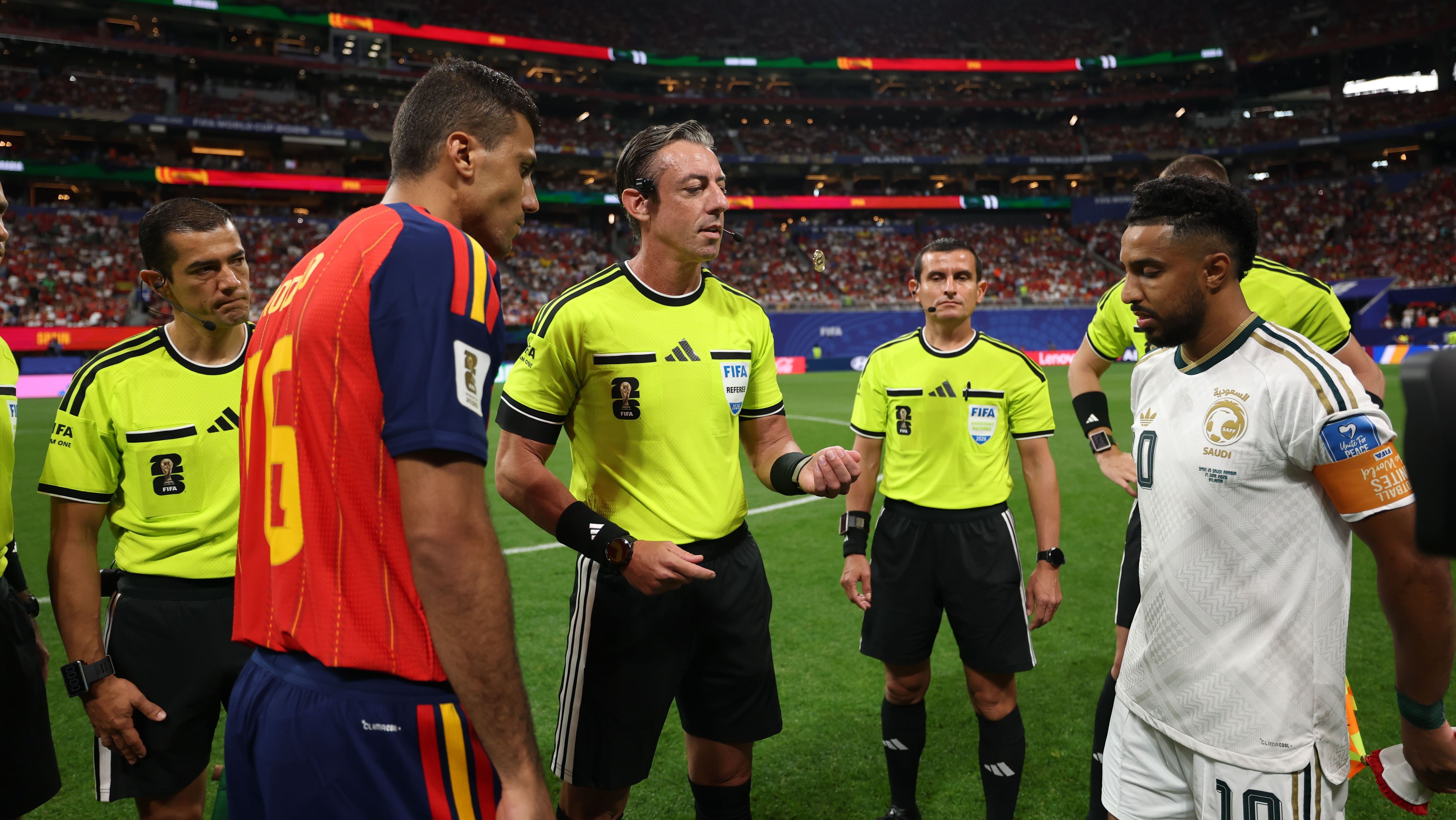 Árbitro brasileiro Raphael Claus apitou o jogo entre Espanha x Arábia Saudita na Copa • Foto: Maddie Meyer - FIFA/FIFA via Getty Images