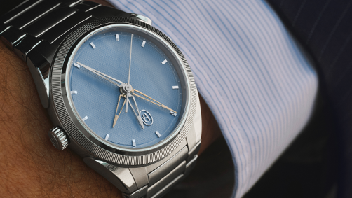 Tonda PF Chronograph Mysterieux, da Parmigiani Fleurier, possui um cronógrafo que fica oculto até que um botão seja pressionado, descrito como "uma estreia mundial".