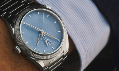 Tonda PF Chronograph Mysterieux, da Parmigiani Fleurier, possui um cronógrafo que fica oculto até que um botão seja pressionado, descrito como "uma estreia mundial".