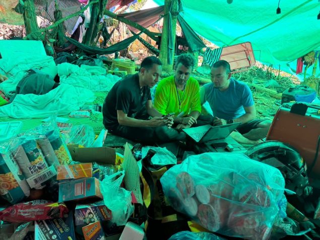 Equipes de resgate na base onde equipamentos e pessoas se reuniram para a missão. • Kengkard Bongkawong via CNN Newsource