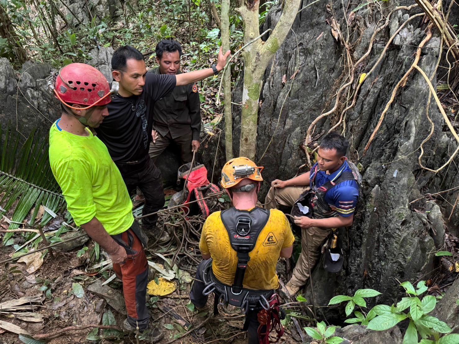 As equipes de resgate estão concentrando seus esforços em um poço de caverna recém-descoberto.