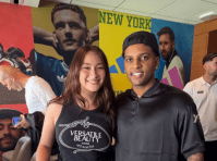 Rodrygo posa com atriz de "O Verão Que Mudou Minha Vida" no jogo do Brasil