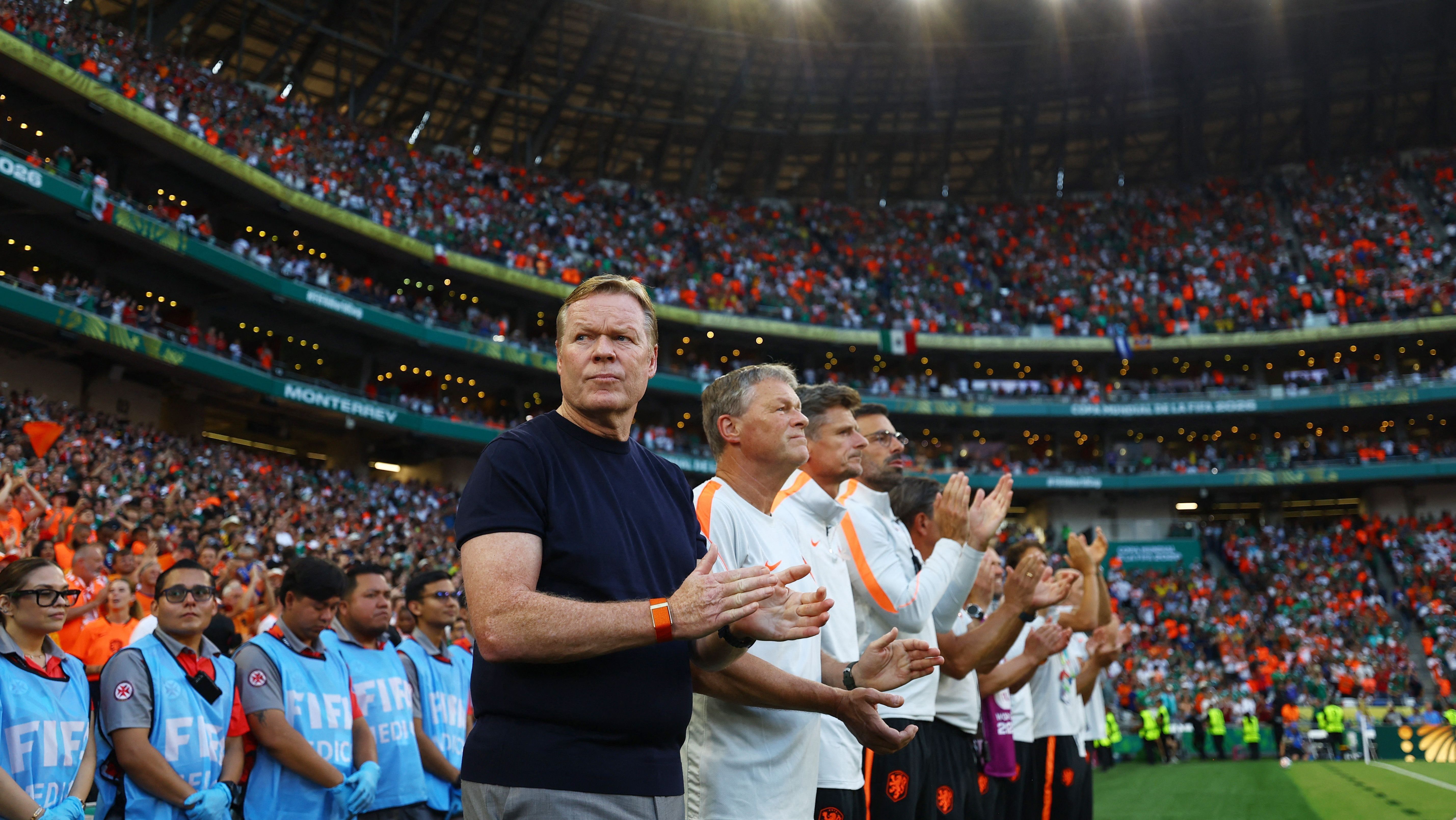Técnico da Holanda, Ronald Koeman, ao lado de sua comissão técnica antes da partida conta o Marrocos pela Copa do Mundo de 2026