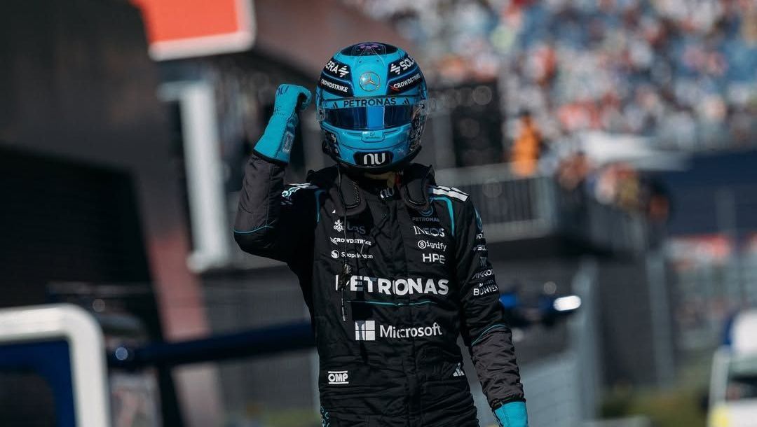 George Russell comemora pole position na Áustria