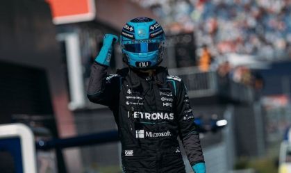 George Russell comemora pole position na Áustria